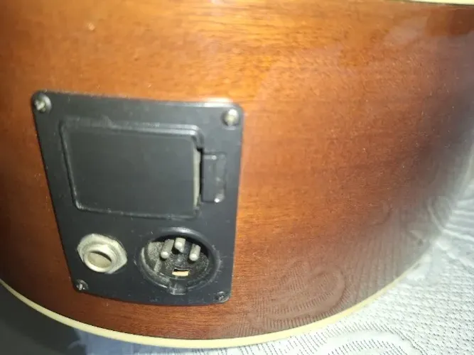 Violão Hofma de 12 cordas com parte elétrica e afinador