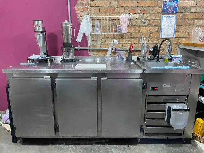 Balcão refrigerado 3 portas com pia integrada