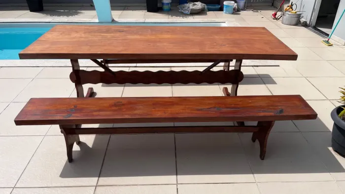 Mesa com bancos