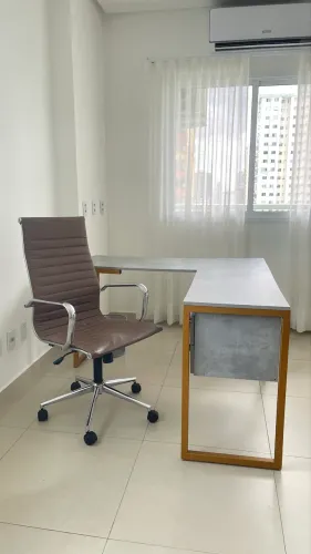 Mesa em L moderna + cadeira executiva