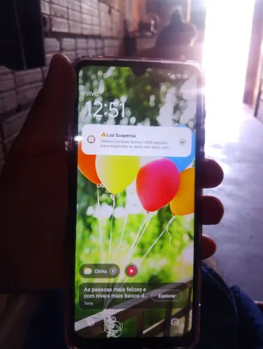 Celular bom vai com documento e caixa