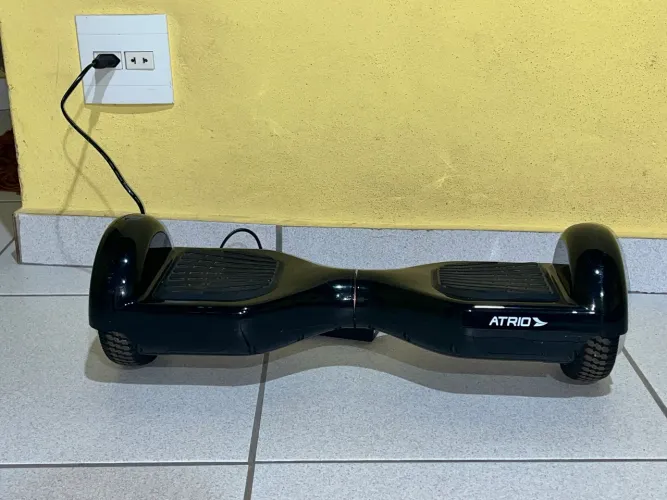 Este hoverboard preto é um modelo da marca Atrio com rodas de 6,5 polegadas e luzes LED.