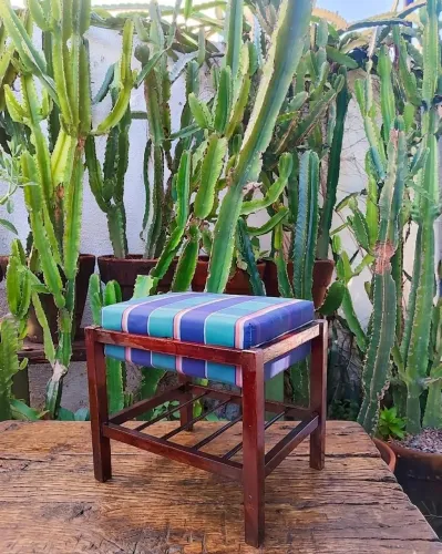 Banqueta antiga da época com revisteiro