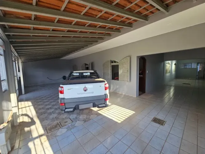 Casa de Esquina com 270m² Construídos e Garagem para 5 Carros