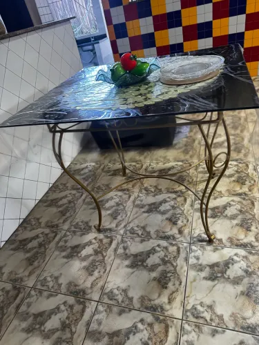 Mesa de vidro com 4 lugares