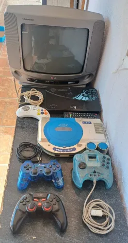 Tv 14" e consoles retrôs.