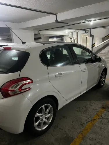 Peugeot 208 Griffe 1.6 Flex 16V 5P Aut. 2014