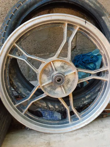 Vendo essa roda por que comprei outra e preciso comprar um farol da CG 99