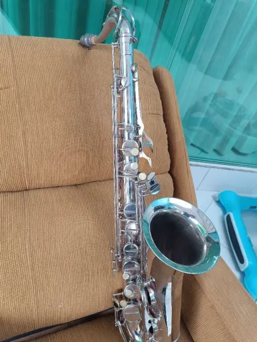 Saxofone tenor em si bemol , marca rex veril.