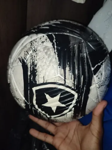 Bola de marca, nova, comprei ontem!