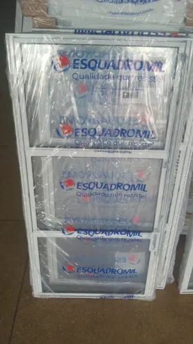 Basculante Alumínio Branca com Vidro - 3 Vidros 80x40 a vista R$250