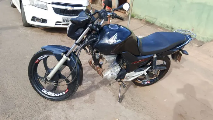 Vendo ou troco por carro valor abaixo da tabela precisa dar um grau na pintura