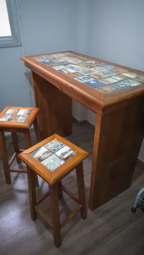 Mesa Bistrô Alta Retrô em Madeira com Tampo de Azulejos + 2 Banquetas - impecável