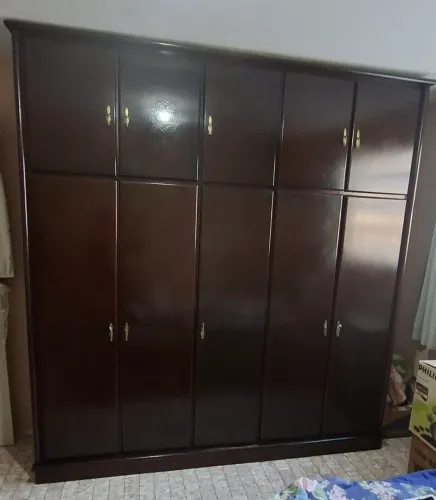 Guarda-roupa de casal em madeira, 5 portas com espelho.