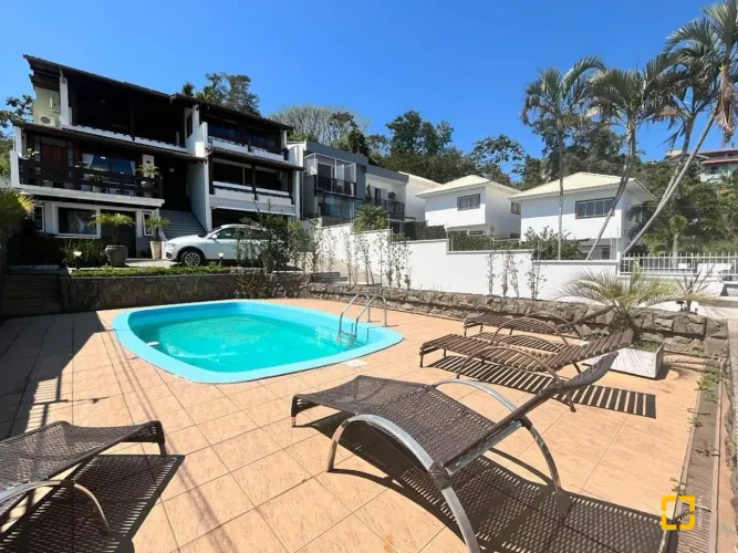 Casa 5 dormitórios sendo 1 suíte no bairro Abraão em Florianópolis SC