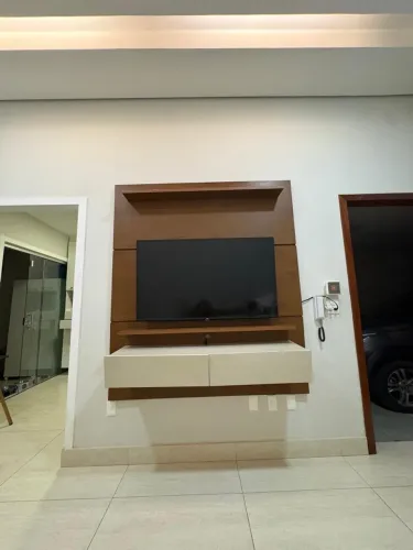 Painel de TV suspenso com 2 gavetas