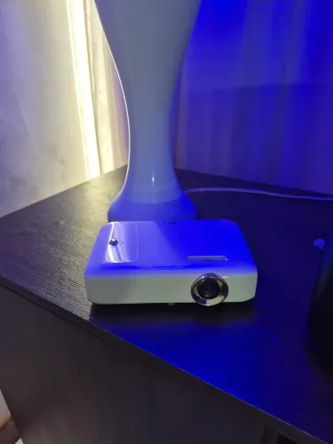 Mini projetor LG: FUNCIONA AMBIENTES CLAROS. BAteria, USB, Speakers: Qualidade.