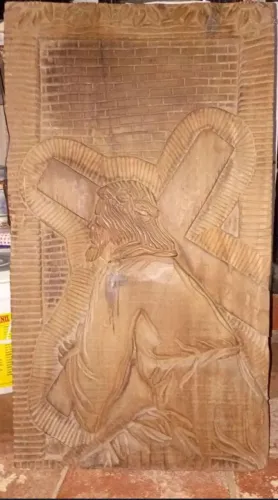 Quadro de madeira entalhada de jesus carregando a cruz dimensão 50x90