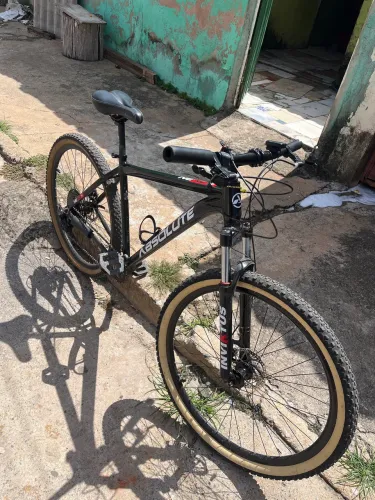 Bicicleta aro 29 pouco tempo de uso montadinha quadro 19 leve como uma pena 