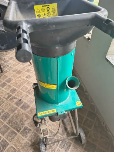 Triturador de capim ,folhas etc