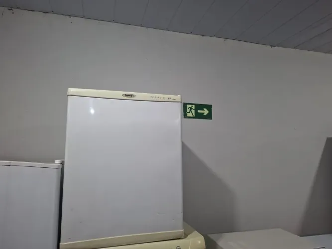 Frigobar consul portátil de 80 litros super bem conservada e funcionando perfeitamente