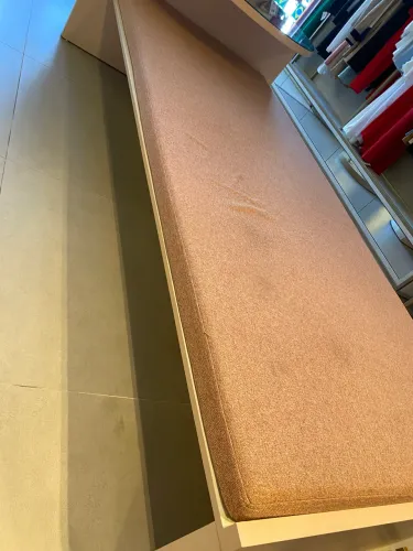 Sofá com mesa de apoio espelhada
