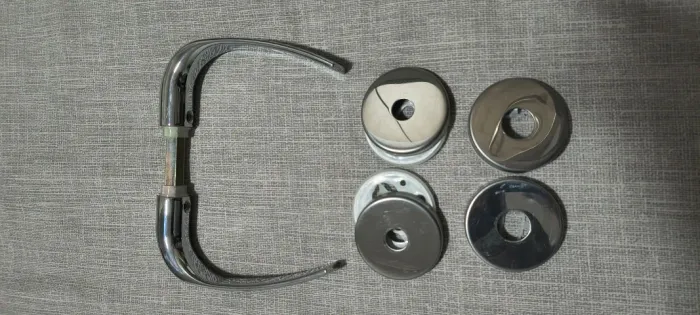 kit de Maçaneta e rosetas para porta de banheiro