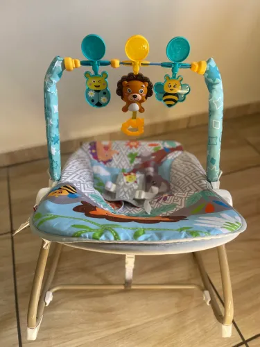 Cadeirinha de bebê vibratória e com música 