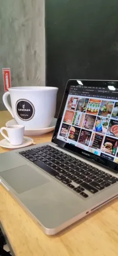 MacBook Pro 2.5 Intel Core I5 8RAM Perfeito com aplicativos Adobe e Microsoft
