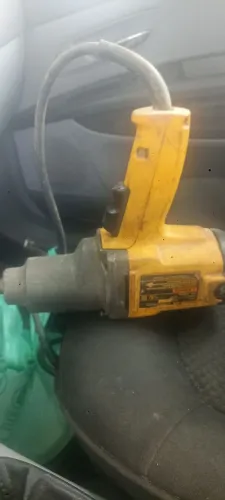 Chave de impacto Dewalt com fio