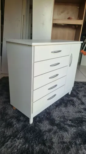 Comoda em mdf bem conservada medindo 1,05 x 0,42 x 0,92 altura