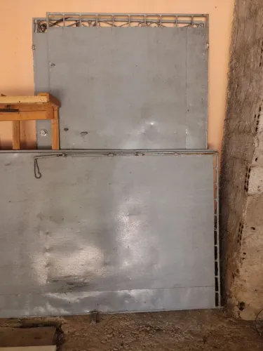 VENDE-SE 2 PORTÕES DE FERRO