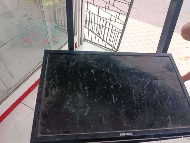 TV SAMSUNG T24D310LH (Com defeito - para aproveitar peças)