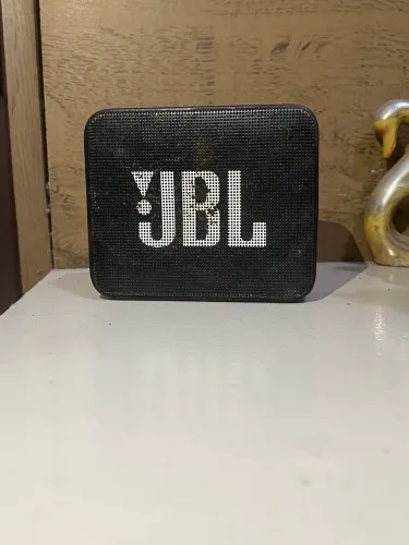 caixa de som JBL Go Essential portátil preta.
