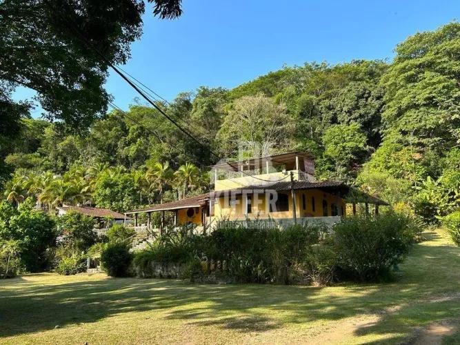 Sítio com 15.500 m², casa sede e lago Saquarema/RJ