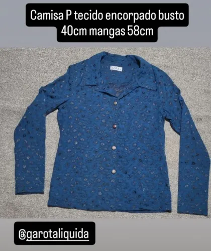 Camisa P tecido encorpado busto 40cm mangas 58cm