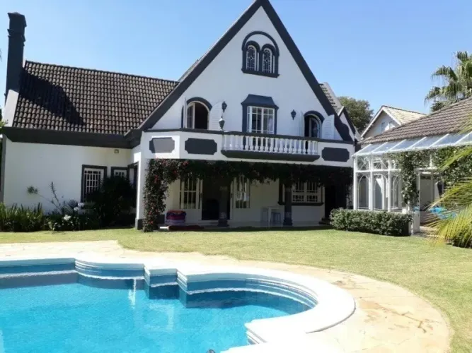 Casa de alto padrão à venda no Condomínio Lago Azul, em Araçoiaba da Serra-SP.