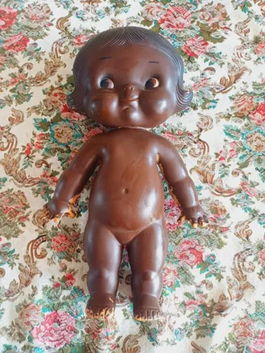 Boneca antiga, frequentemente identificada como uma "boneca cabeçuda" de plástico vinil 