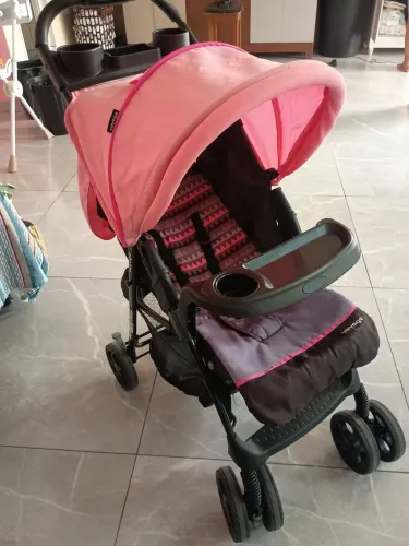 Carrinho de Bebê Voyage Feminino Rosa Seminovo