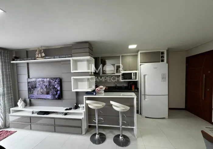 Apartamento 2 dormitórios (1suíte) a poucos metros da praia nos Açores - Florianópolis - S