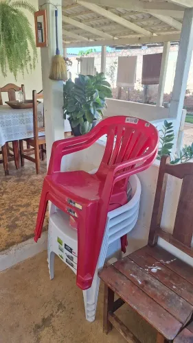 Cadeira de plástico vermelha