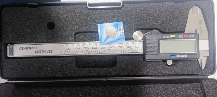 Paquímetro digital de 150 mm genérico, em inox, com estojo