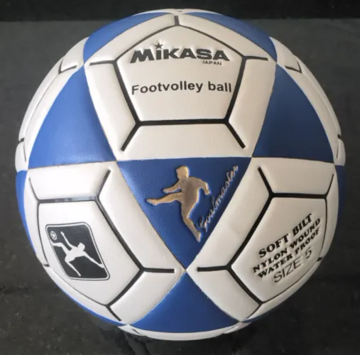 Bola de Futevôlei Azul e Branco da Marca Mikasa