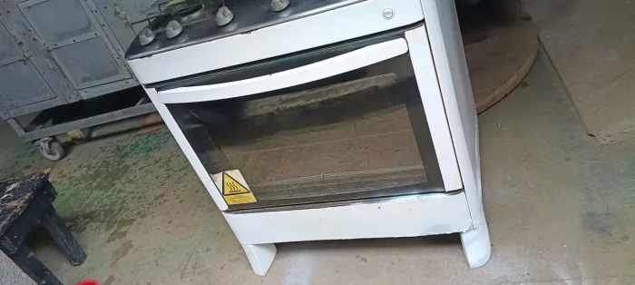 Fogão 5 boca em bom estado de uso e tou vendendo esse pô 200 tem conversa no preço