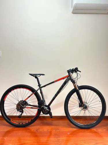 Bicicleta Sense Rock Evo Aro 29 | Shimano Altus 27v | Freios Hidráulicos | Estado de Nova