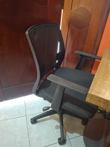 Cadeira de estudo ou trabalho em bom estado