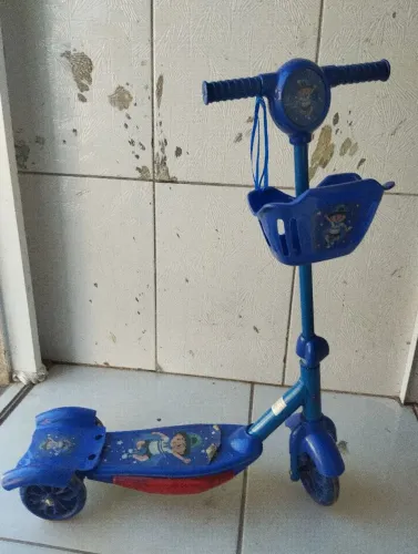 Patinete ? azul escuro bem conservado para uso de 3 a 5 anos de idade pra vender logo.