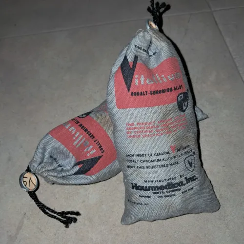Raro Par de Sacos Lacrados de Liga Cobalto-Cromo Vitallium - 25 Oz. ~708gr. cada
