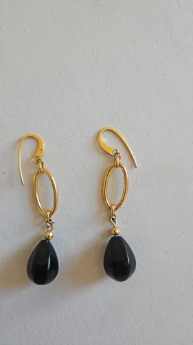 Brinco Dourado Pendente com Elo Oval e Pingente Gota Preta - Elegante e Seminovo!