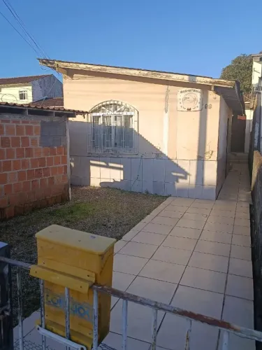 Vende-se Terreno com 1 kit net + 1 meia água. Frente com 7,75, fundos 5,25, e 21m/comp.